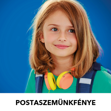 Postaszemünkfénye. A képen egy mosolygó kislány látható.