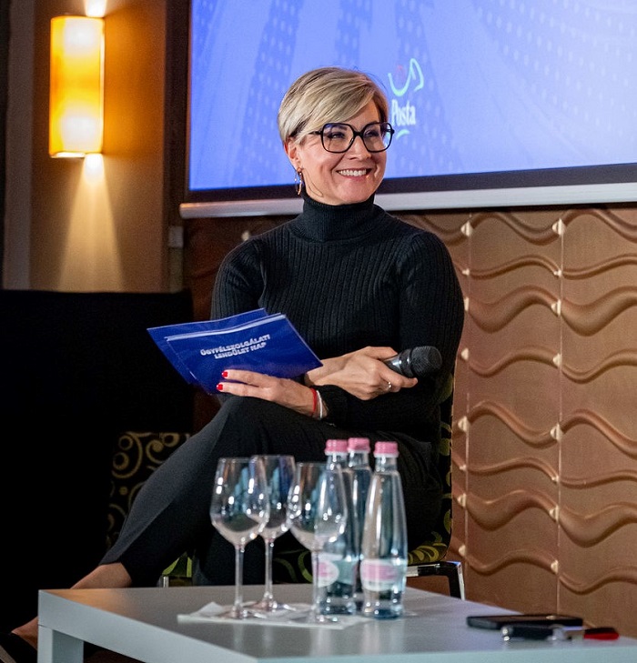 A képen Ábel Anita látható egy Magyar Posta rendezvényen