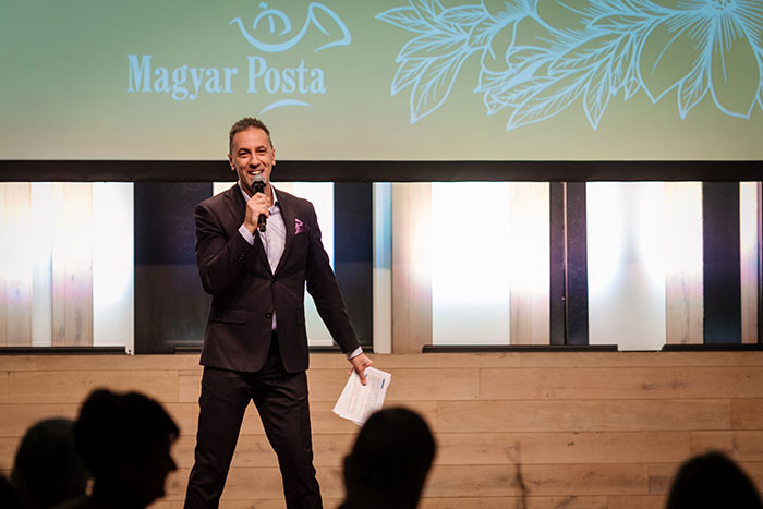 A képen Csonka András látható egy postás rendezvény hazigazdájaként
