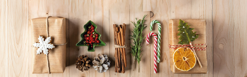 A képen karácsonyi dekoráció, és karácsonyi ajándékok láthatóak.