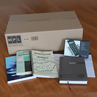 A képen egy postai szabvány doboz és néhány könyv látható.