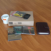 A képen egy kisebb postai doboz és néhány CD látható.