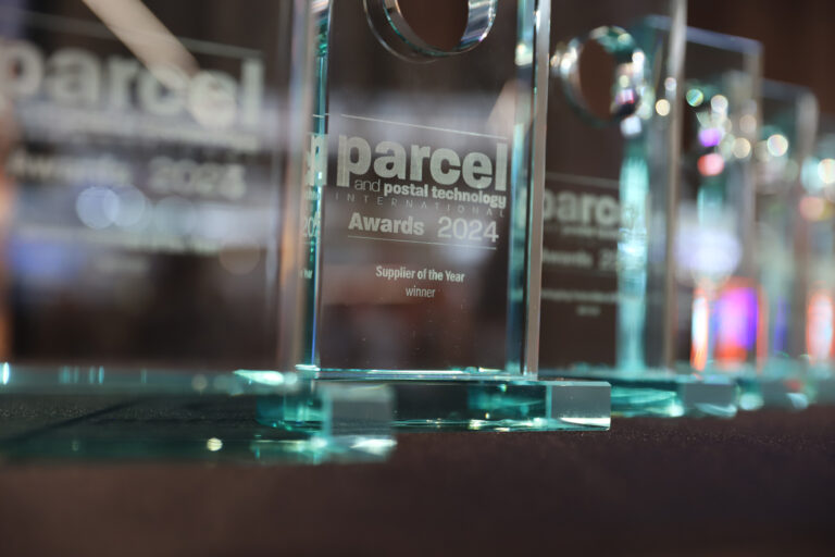 A képen a parcel and postal technology awards 2024 Supplier of the Year díj látható