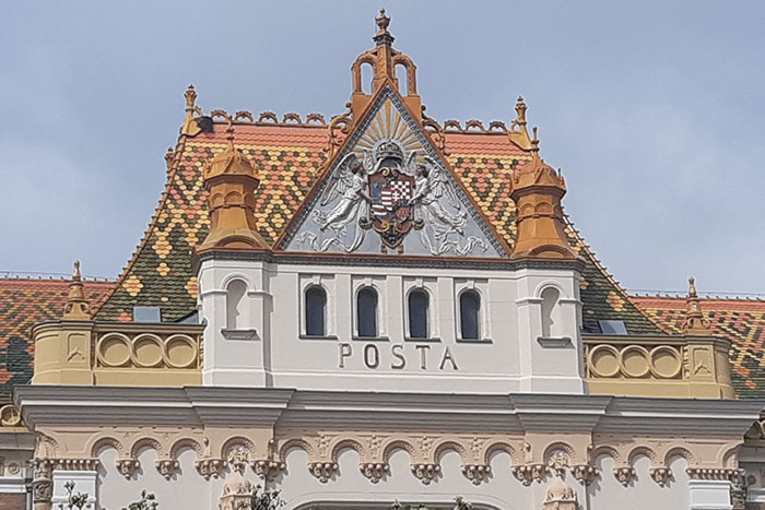 A képen a Pécsi Postapalota homlokzata látható
