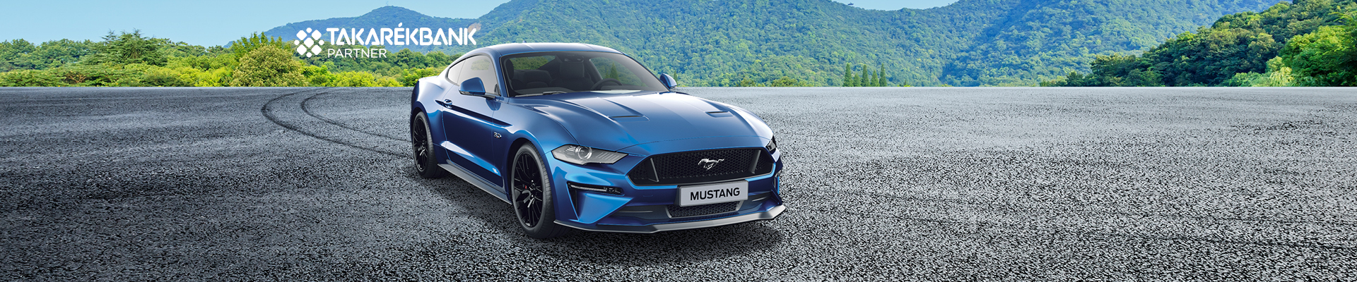 A képen egy kék színű Ford Mustang típusú autó látható. 