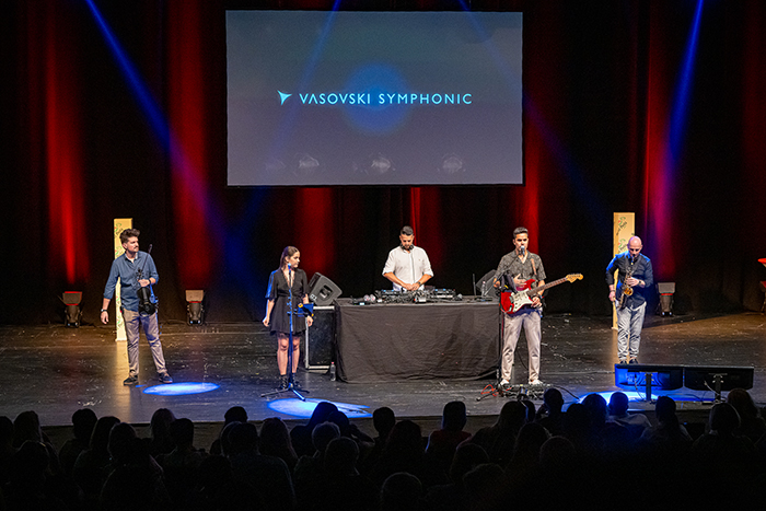 A képen a Vasovski Symphonic zenekar látható