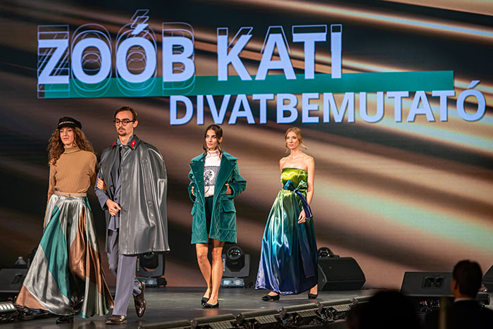 A képen Zoób Kati divatbemutatója látható