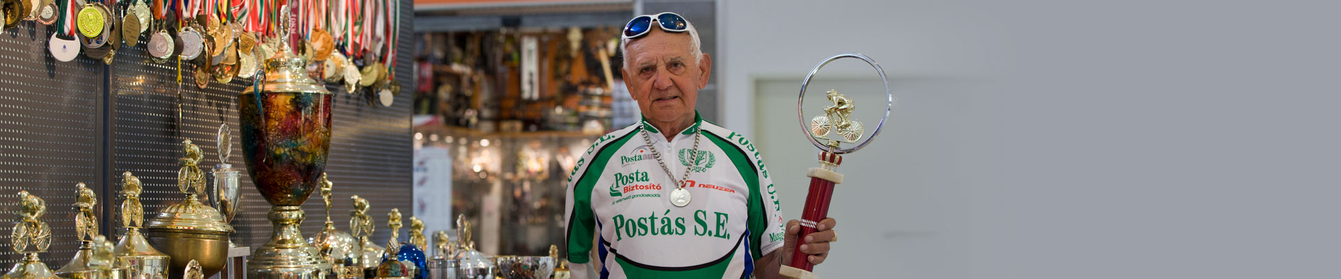 A képen Novák Ferenc Giuness rekorder látható a versenyeken nyert díjaival.