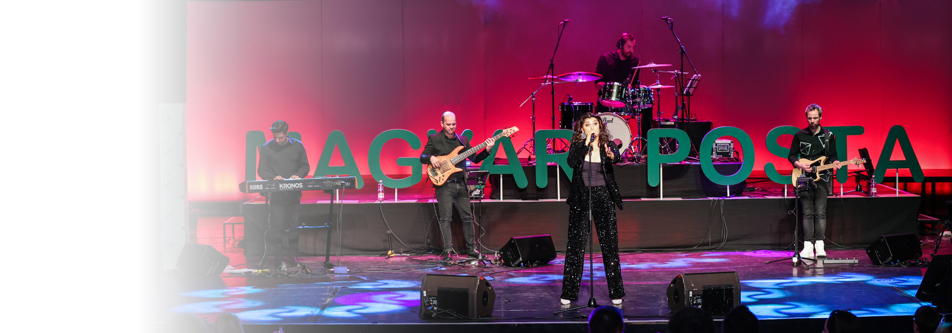 A képen Nika látható fellépés közben egy Magyar Posta rendezvényen