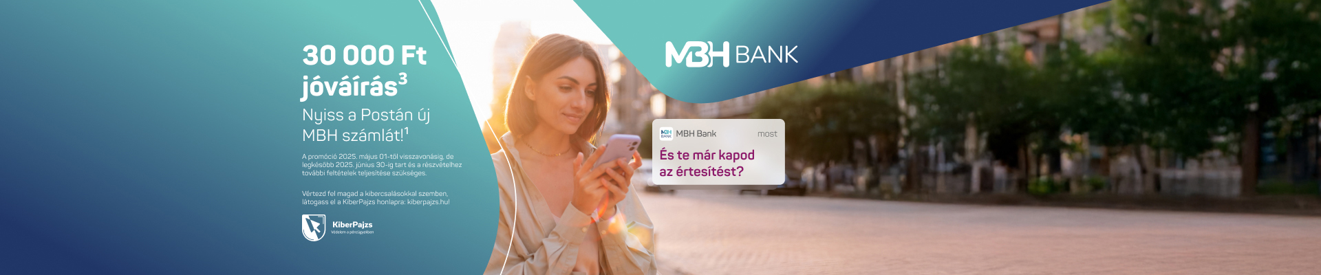 A képen egy hölgy látható amint nézi a telefonját, hogy kapott egy értesítést az MBH Banktól