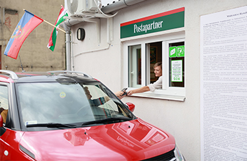 A képen a Nyregyházán nyilt Posta Drive kényelmi szolgáltatás látható