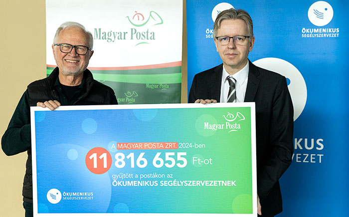 A képen dr. Láng Géza és Lehel László látható a pénzadomány átadása során