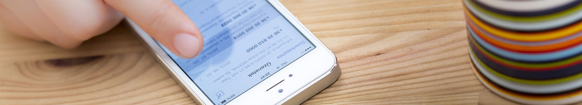 a képen egy mobiltelefon látható