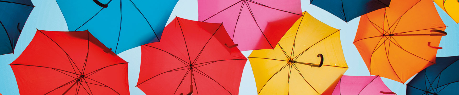 A képen színes esernyők láthatóak.