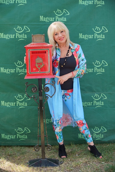 A képen Zoltán Erika látható egy postaláda mellett